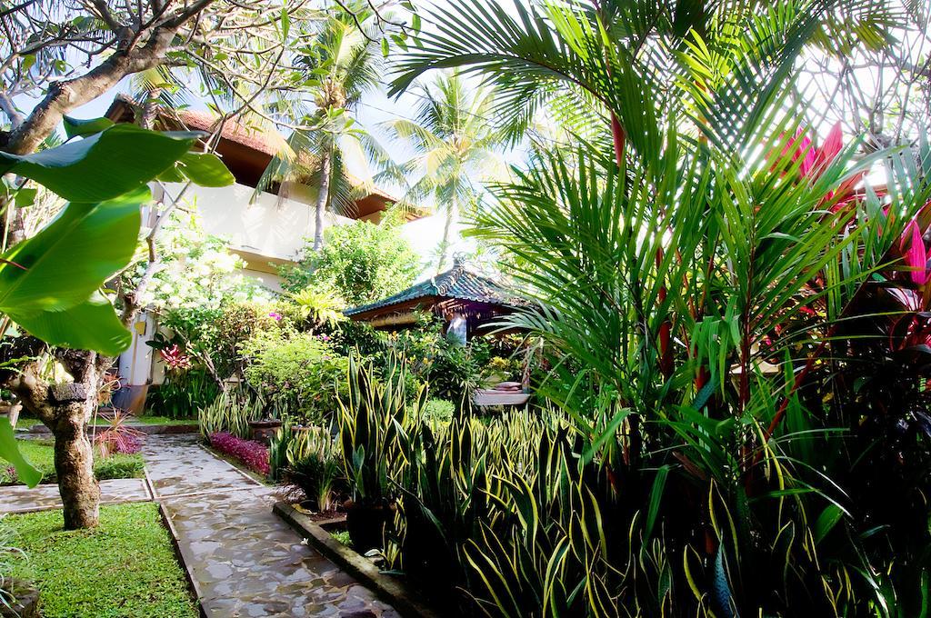 Kusnadi Hotel Legian Exterior foto